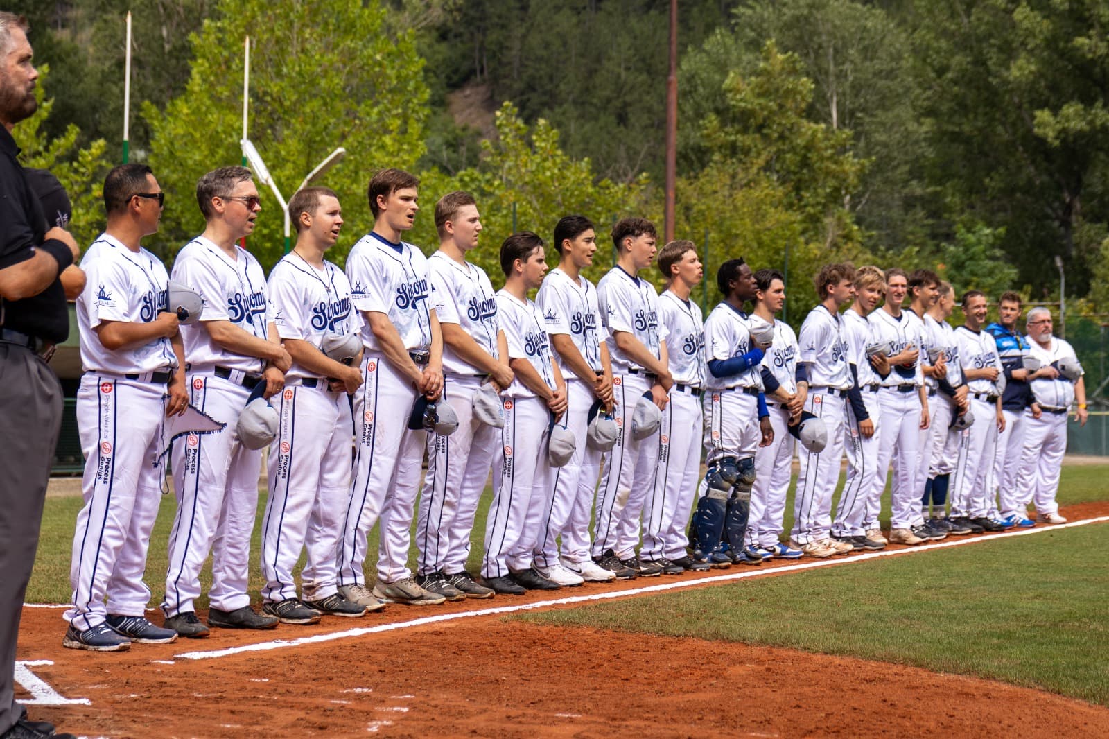 Suomen miesten baseball-maajoukkue rivissä ennen ottelua Blagoevgradissa.
