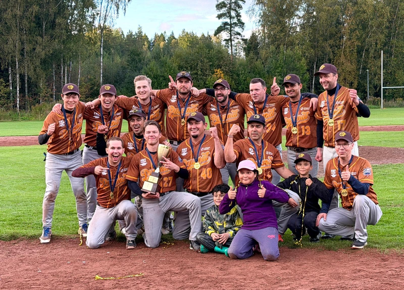 Puumat joukkuekuva pokaalin kanssa Suomen mestaruuden jälkeen.